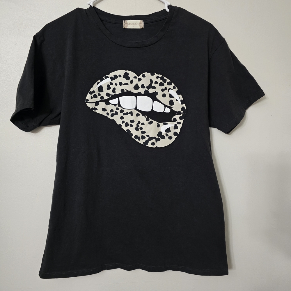 Altar'd State Black Tee with Leopard Lips Design Size Xs
